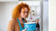 Greșeala pe care o fac gospodinele în procesul de depozitare al mâncării! Trebuie să evite acest lucru!