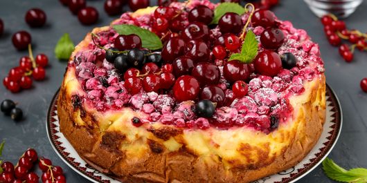 Prăjitură cu brânză şi fructe proaspete. Un desert delicios și perfect pentru iubitorii de brânză!