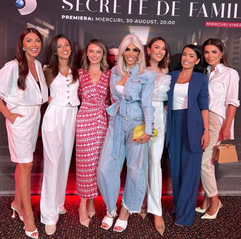 Avanpremieră cu fast, aseară, pentru serialul “Secrete de familie”, ce va avea premiera miercuri, de la ora 20:00, la Kanal D! Ce au spus vedetele prezente la evenimentul de lansare a producției fenomen, ce se pregătește să cucerească și România Avanpremieră cu fast, aseară, pentru serialul “Secrete de familie”, ce va avea premiera miercuri, de la ora 20:00, la Kanal D! Ce au spus vedetele prezente la evenimentul de lansare a producției fenomen, ce se pregătește să cucerească și România