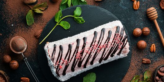 Ruladă cu vișine. Te pot ajuta și cei mici în pregătirea ei!