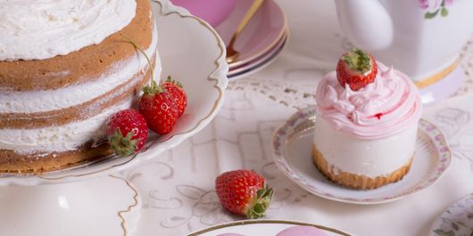 Macarons roz cu crema albă. Gustă și tu aroma franțuzească, chiar la tine acasă!