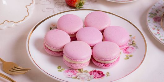 Macarons roz cu crema albă. Gustă și tu aroma franțuzească, chiar la tine acasă!