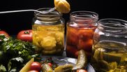Ce trebuie să pună femeile în murăturile asortate pentru a se menține crocante toată iarna. Secretul gospodinelor pricepute!
