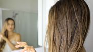 Cum poți aduce din nou la viață părul după o decolorare. Trucul pe care trebuie să îl folosească femeile cu ingrediente din bucătăria lor!