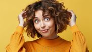 Cum își pot potoli femeile firele rebele ale părului. Trucul pentru o coafură impecabilă, făcut din doar 3 ingrediente!