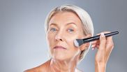 Cum să-ți aplici machiajul pentru a arăta mai tânără