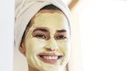 Masca din doar 3 ingrediente ce îți va lăsa tenul luminos și fără pete! Trucul de care orice doamnă are nevoie