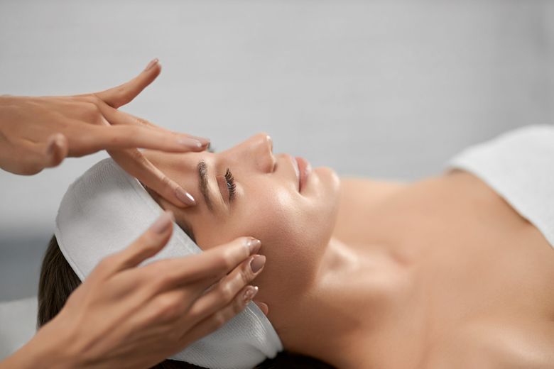 Masajul facial, cheia pentru un ten perfect și o înfrumusețare naturală