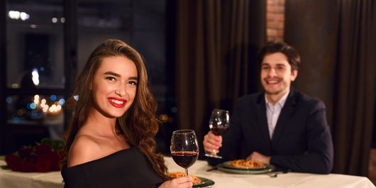 Eticheta în zilele noastre: Cine ar trebui să plătească la o intâlnire? Ghid pentru decizii corecte în lumea modernă a dating-ului
