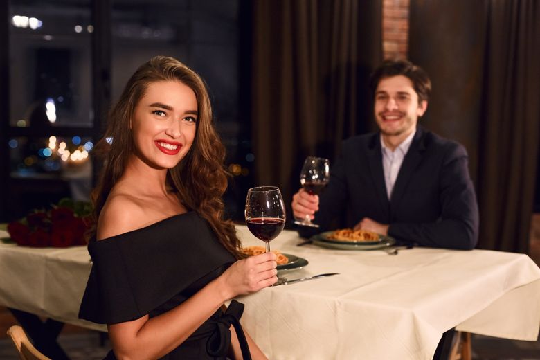 Eticheta în zilele noastre: Cine ar trebui să plătească la o intâlnire? Ghid pentru decizii corecte în lumea modernă a dating-ului