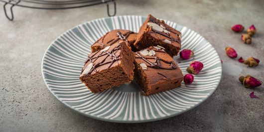 Negresă cu ciocolată și fulgi de migdale. desertul perfect dacă îți dorești un exterior dens, cu un interior moale!