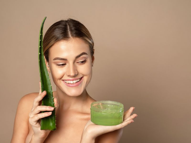 Masca cu aloe vera pentru un ten &icirc;ntinerit și strălucitor. Trucul spectaculos pentru femeile care &icirc;și doresc să scape de imperfecțiunile tenului