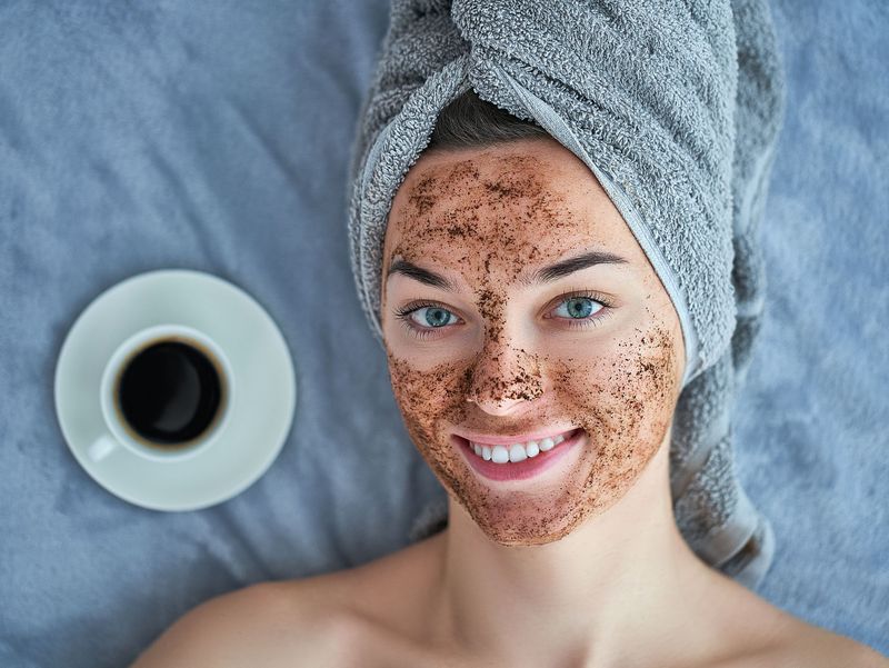 Masca de cafea &icirc;mpotriva cearcănelor și liniilor de expresie ale feței. Trucul eficient pentru femeile care &icirc;și doresc un ten strălucitor