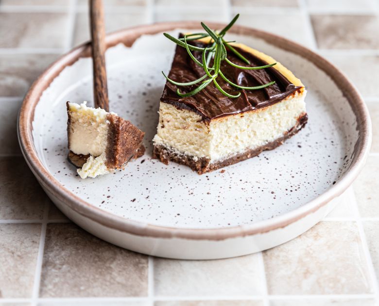 Cheesecake cu topping de ciocolată. Ușor de preparat și răcoritor!