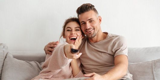6 întrebări și provocări pentru cupluri care joacă „Adevăr și Provocare”