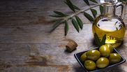Cum pot femeile să aibă genele mai lungi, cu ajutorul a 3 uleiuri! Trucul pentru doamnele care își doresc o privire pătrunzătoare