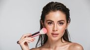 cum se aplica blush-ul