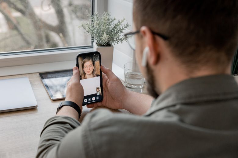Merită relațiile la distanță? Sfaturi practice pentru a menține o conexiune puternică și emoțională