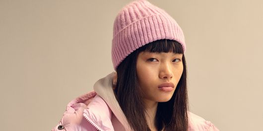 Colecția Tommy Jeans redefinește eleganța urbană. Jacheta Alaska Puffer, o capodoperă a stilului urban-chic