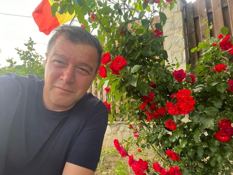 Cine este Văru' Sandel. &ldquo;Au zis că sunt un văr venit &icirc;n vizită &icirc;n seara de Revelion&rdquo;