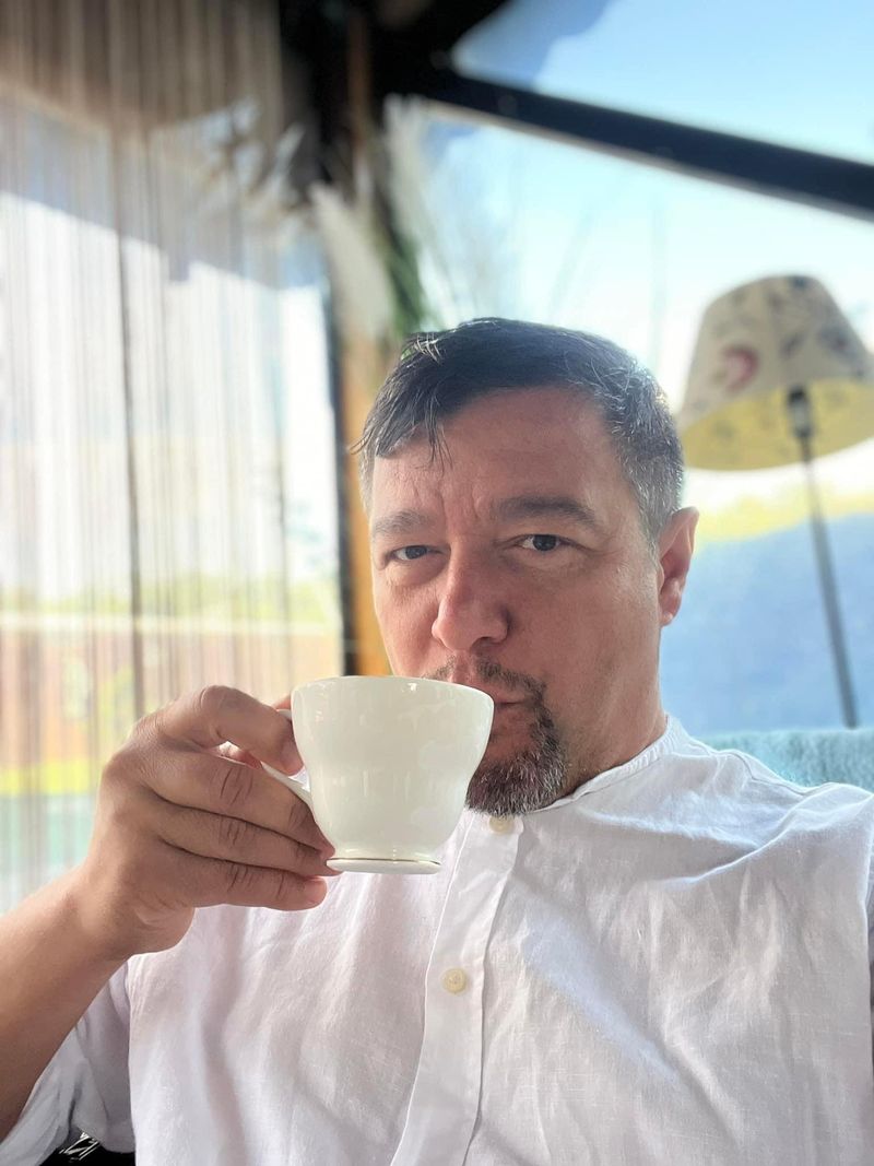 Cine este Văru' Sandel. &ldquo;Au zis că sunt un văr venit &icirc;n vizită &icirc;n seara de Revelion&rdquo;