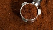 Cum poți prepara vopsea de sprâncene cu ajutorul cafelei! Trucul prin care sprâncenele doamnelor por arăta incredibil