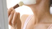 Cum să prepari masca de mușețel, ideală pentru îndepărtarea cearcănelor. Trucul de frumusețe pentru femeile care își doresc un ten de porțelan