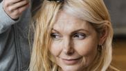 Cum poți prepara vopsea pentru părul blond, chiar la tine acasă! Trucul eficient pentru toate doamnele care își doresc să economisească bani