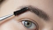 Cum poți obține sprâncene mai dese, cu ajutorul unui ingredient natural. Trucul de frumusețe care va avea rezultate spectaculoase