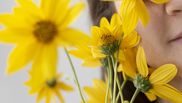 Masca minune din flori de gălbenele. Trucul de frumusețe pentru combaterea ridurilor de pe gât și piept