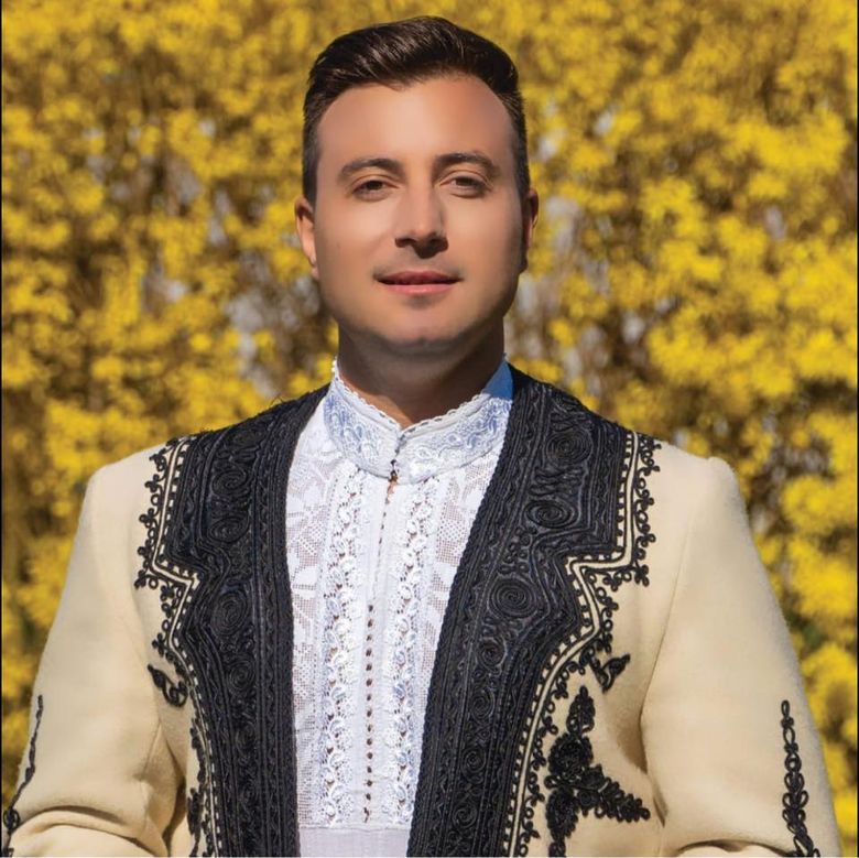 Cine este Valentin Sanfira. „Mama îmi dădea 5 lei pentru toată săptămâna, dar din aceştia trebuia să mai rămână" Cine este Valentin Sanfira. „Mama îmi dădea 5 lei pentru toată săptămâna, dar din aceştia trebuia să mai rămână"