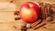 Cum să prepari o loțiune naturală pe bază de mere și scorțișoară. Trucul pe care doamnele ar trebui să îl folosească, pentru a combate ridurile 