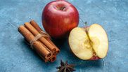 Cum să prepari o loțiune naturală pe bază de mere și scorțișoară. Trucul pe care doamnele ar trebui să îl folosească, pentru a combate ridurile 
