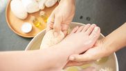 Cum să scapi de problemele de la nivelul pielii picioarelor! Ingredientul pe care orice doamnă îl are în bucătărie, te va salva!