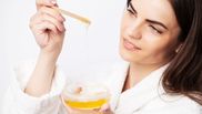 Cât de eficient poate fi zahărul pentru îndepărtarea părului facial! Trucul extrem de util pentru doamnele care vor să aibă un chip perfect 