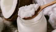 Cum poți prepara cremă de cocos naturală, chiar la tine acasă! Trucul pentru femeile care se confruntă cu părul rebel