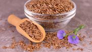 Crema cu semințe de in și pătrunjel pentru combaterea ridurilor faciale. Trucul de frumusețe pentru îngrijirea corespunzătoare a pielii 