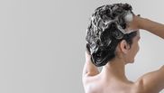 Scapă de mătreață cu ajutorul unei măști pe bază de ulei de măsline și zahăr brun! Trucul prin care femeile pot avea un scalp sănătos