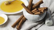 Mască naturală pe bază de miere și scorțișoară! Trucul prin care doamnele pot ascunde firele de păr albe 