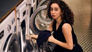 Ce pot face gospodinele, pentru ca hainele negre să nu-și piardă culoarea. Trucul de curățenie în urma căruia hainele vor arăta ca noi