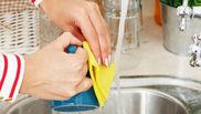 Truc pentru a scăpa de petele de pe chiuvetă