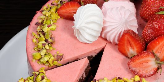 Tort cu cremă de căpșune. Un desert festiv pentru un eveniment pe măsură!