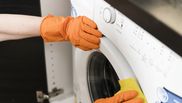 Cum poți curăța eficient mașina de spălat. Trucul care elimină tartrul și mirosul neplăcut