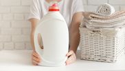 Cum să faci detergent de albire de casă, pentru a obține haine albe strălucitoare. Trucul de curățenie care nu va da greș