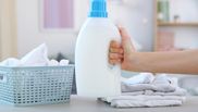 Cum să faci detergent de albire de casă, pentru a obține haine albe strălucitoare. Trucul de curățenie care nu va da greș