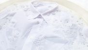 Cum să faci detergent de albire de casă, pentru a obține haine albe strălucitoare. Trucul de curățenie care nu va da greș