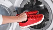 Modalitatea corectă prin care se spală tenișii la mașina de spălat. Trucul pe care orice femeie ar trebui să îl știe atunci când curăță încălțămintea