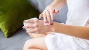 Cum să îți faci cremă de mâini hidratantă, cu două ingrediente care se regăsesc în bucătărie. Trucul pe care nu multă lume îl cunoaște