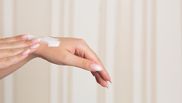 Cum să îți faci cremă de mâini hidratantă, cu două ingrediente care se regăsesc în bucătărie. Trucul pe care nu multă lume îl cunoaște