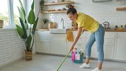 Care sunt beneficiile spălării podelei cu apă caldă. Trucul de curățenie eficient pentru gospodine